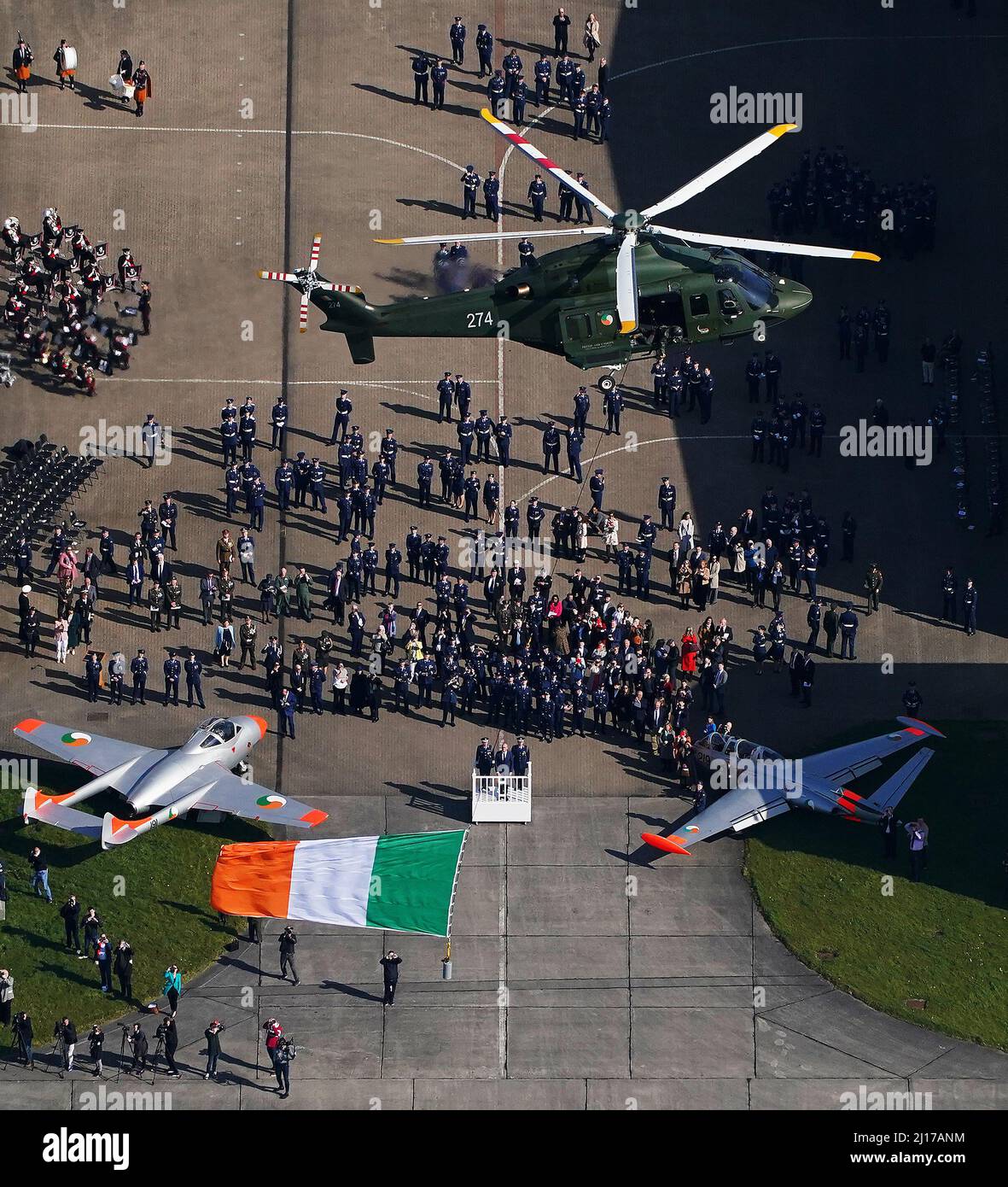 Ein Hubschrauber aus dem Jahr AW139, der die Tricolor fliegt, führt während einer Zeremonie im Casement Aerodrome, Baldonnel, Co. Dublin, anlässlich des 100.-jährigen Bestehens der Irish Air Corp. Einen Flypast durch. Bilddatum: Mittwoch, 23. März 2022. Stockfoto