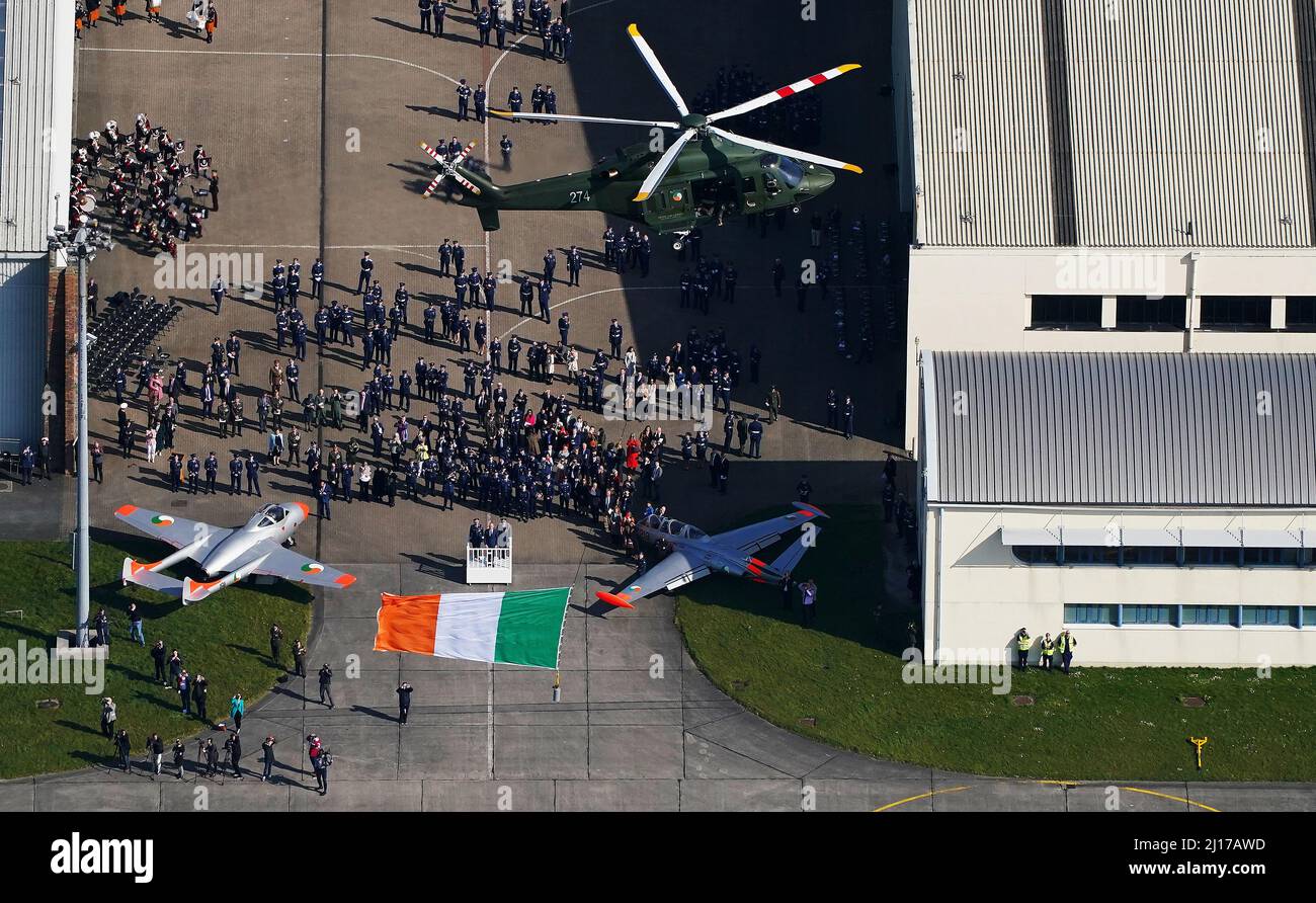 Ein Hubschrauber aus dem Jahr AW139, der die Tricolor fliegt, führt während einer Zeremonie im Casement Aerodrome, Baldonnel, Co. Dublin, anlässlich des 100.-jährigen Bestehens der Irish Air Corp. Einen Flypast durch. Bilddatum: Mittwoch, 23. März 2022. Stockfoto