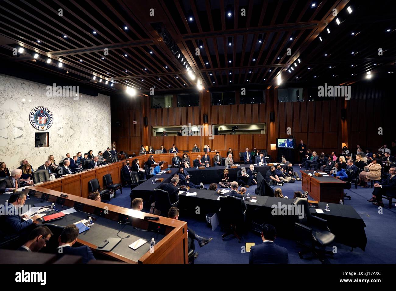 Washington, Usa. 23. März 2022. Richterin Ketanji Brown Jackson bezeugt am dritten Tag ihrer Anhörung zur Nominierung des Senats als Associate Justice des Obersten Gerichtshofs der Vereinigten Staaten am 23. März 2022 auf dem Capitol Hill in Washington. Foto von Yuri Gripas/ABACAPRESS.COM Quelle: Abaca Press/Alamy Live News Stockfoto