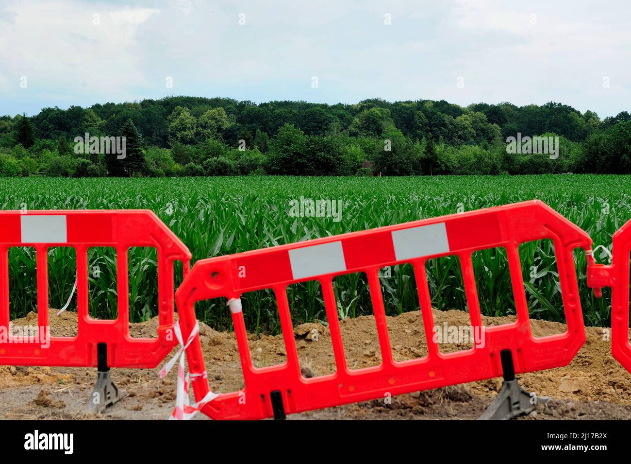 Erde, Erdarbeiten, Bagger, Eimer, Schicht, Abbau, Bergbau, schwere Ausrüstung, Arbeit, Arbeit, Gelände, Ausgrabungen, Verladung, Transport, Gewicht, Sicherheit Stockfoto