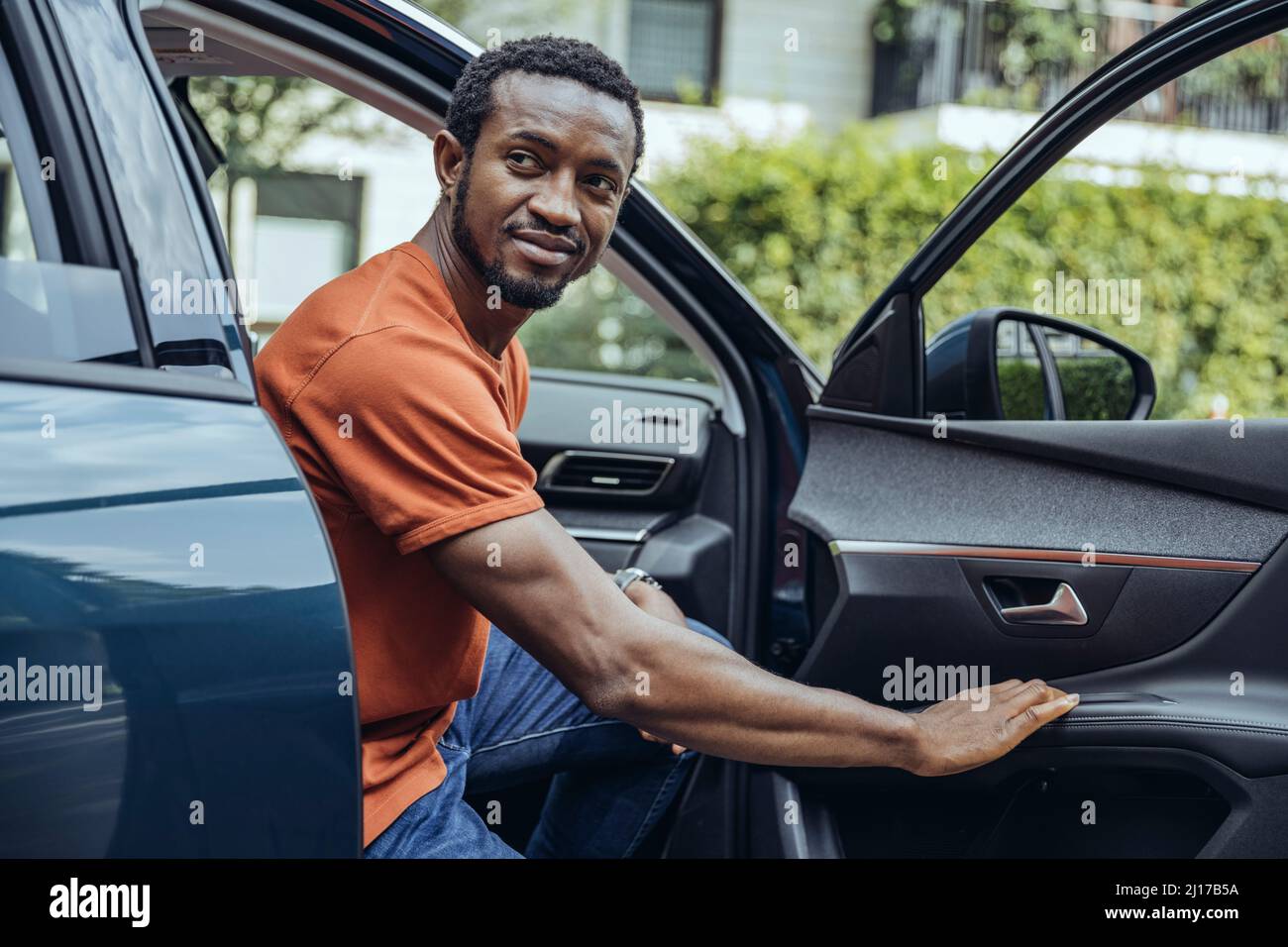 Mann aus Auto Stockfoto