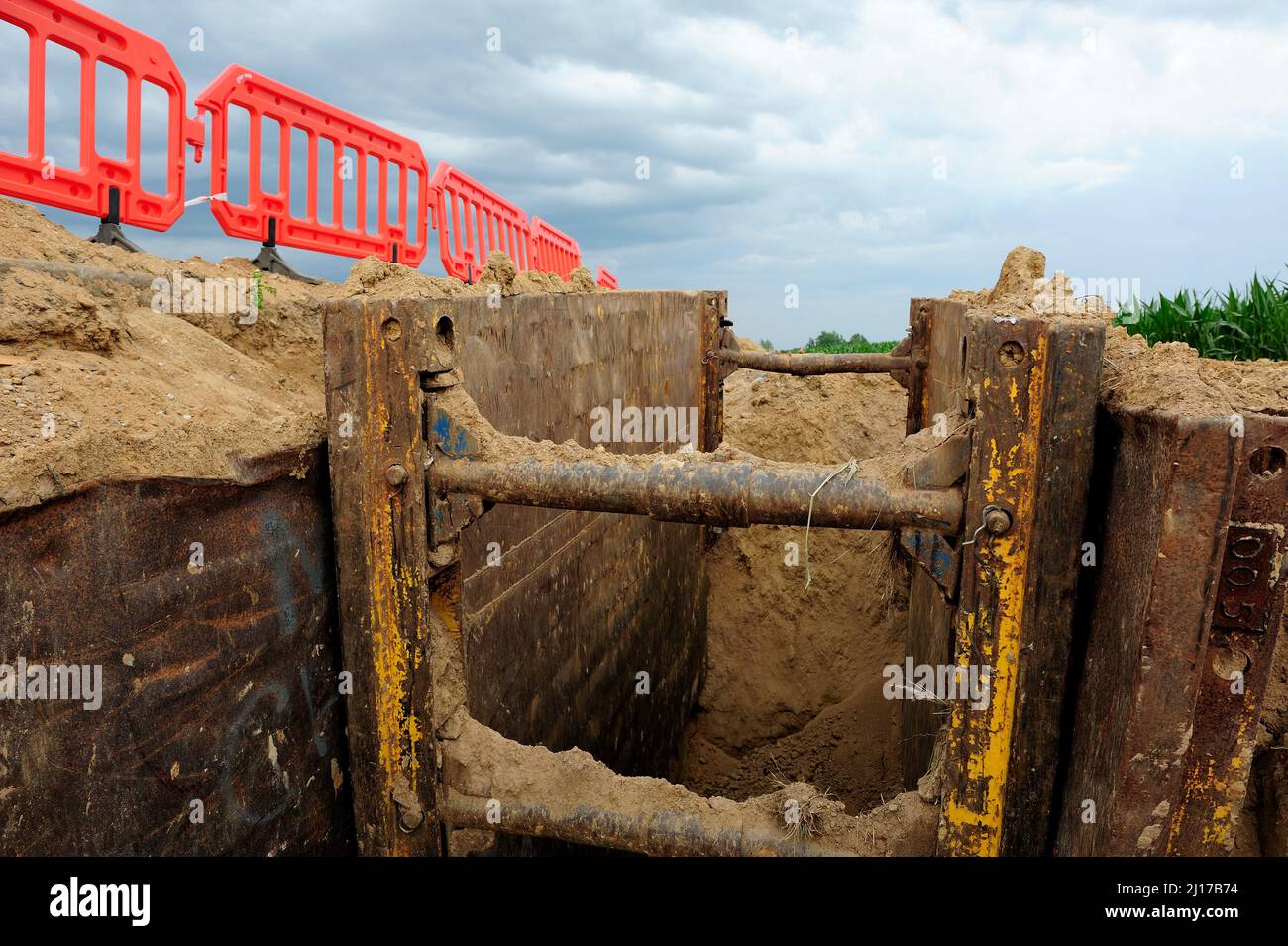 Erde, Erdarbeiten, Bagger, Eimer, Schicht, Abbau, Bergbau, schwere Ausrüstung, Arbeit, Arbeit, Gelände, Ausgrabungen, Verladung, Transport, Gewicht, Sicherheit Stockfoto