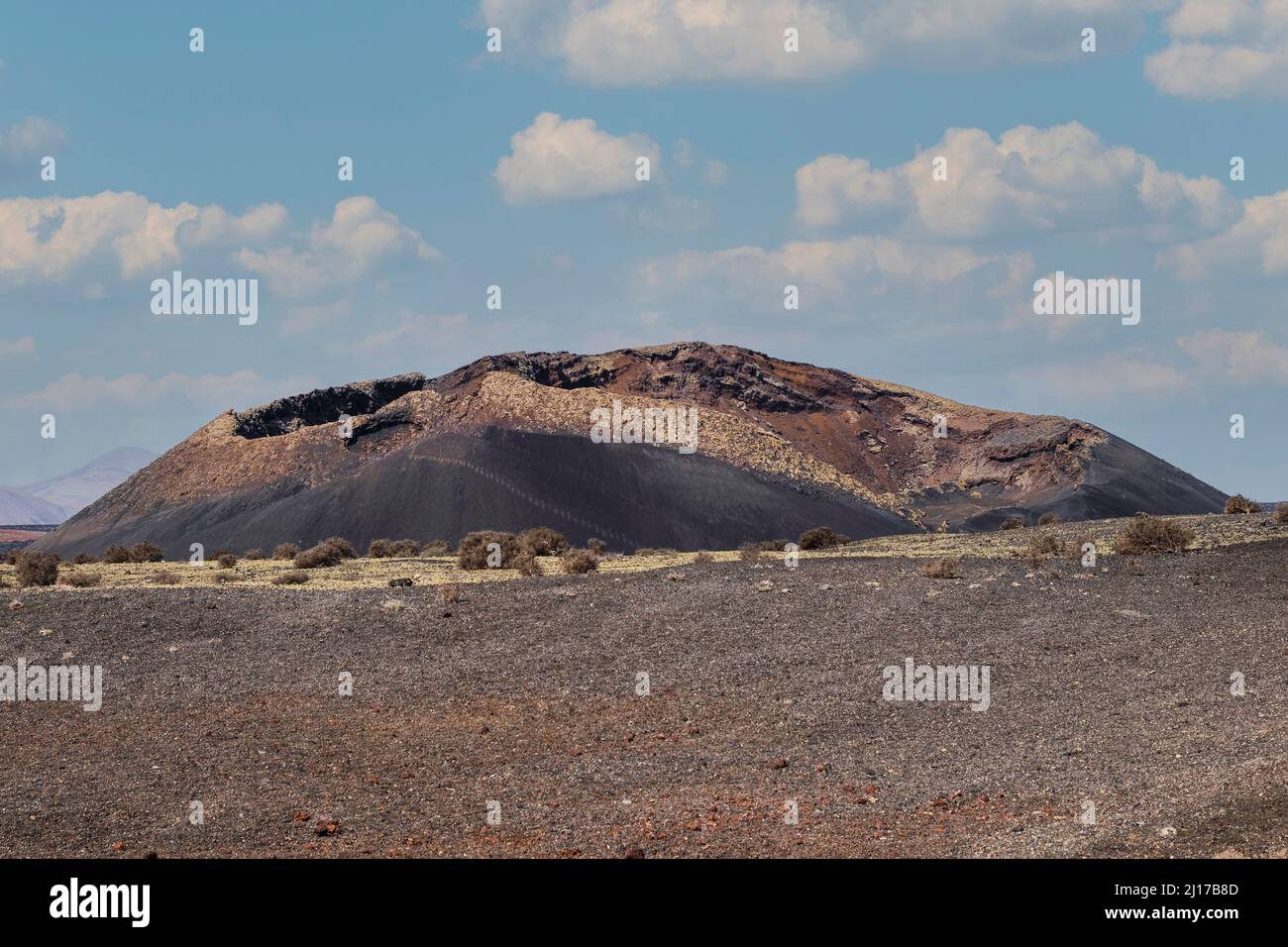Vulkanischer Berg an sonnigen Tagen auf Lanzarote, Spanien Stockfoto