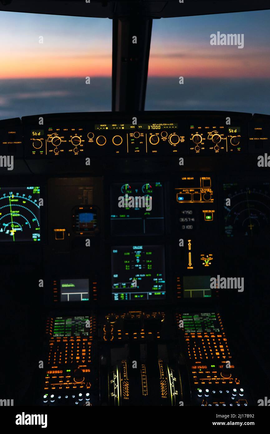 Beleuchtetes Bedienfeld im Flugzeug-Cockpit Stockfoto