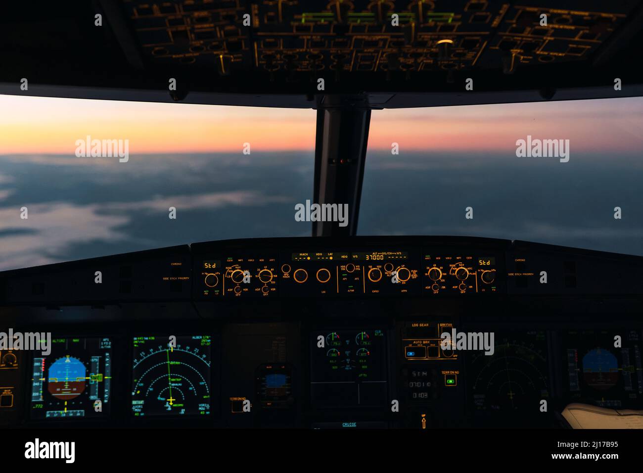 Idyllischer Sonnenuntergang durch beleuchtetes Cockpit Stockfoto