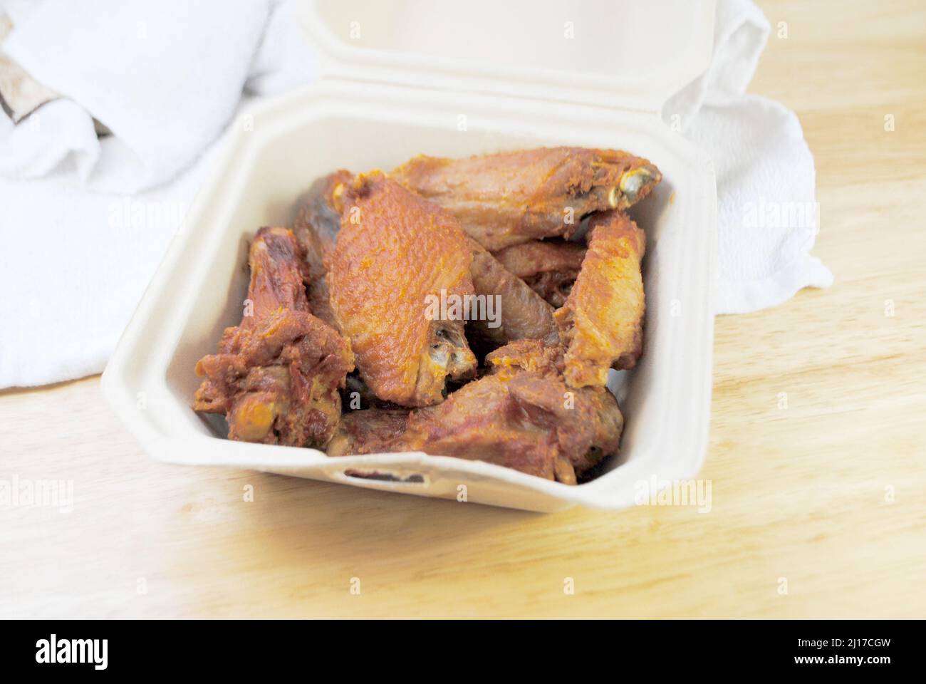 Fingerfood - Frited Chicken Wings in a Takeout Container Stockfoto
