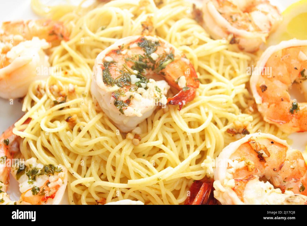 Nahaufnahme von Jumbo Tiger Shrimp Scampi & Pasta Stockfoto