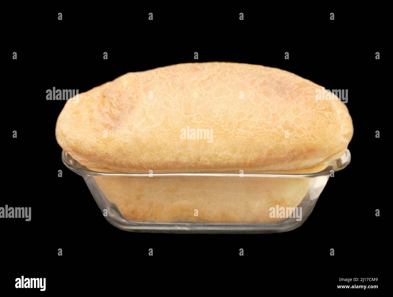 Ein Laib frisch gebackenes Weißbrot, isoliert auf einem schwarzen Hintergrund Stockfoto