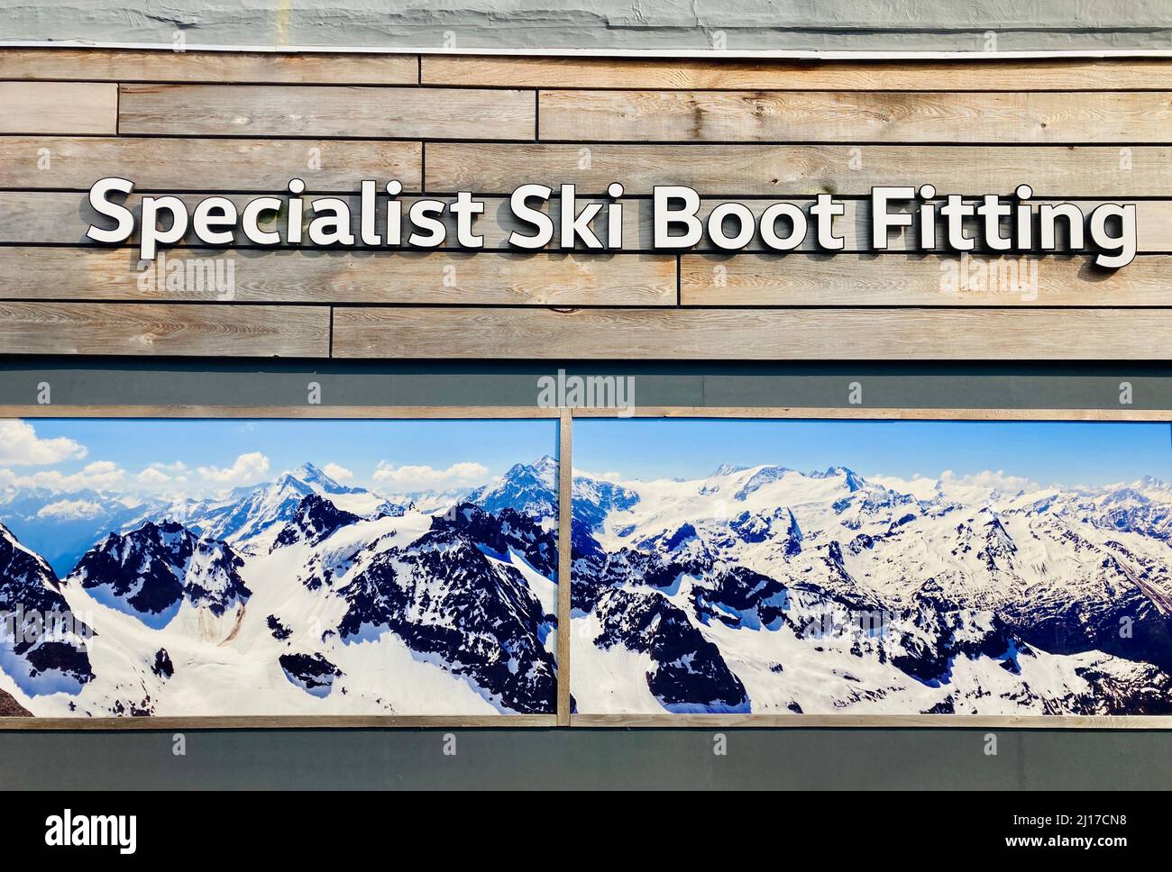 Spezielle Ski Boot Fitting Dienstleistungen werden in einem Skibekleidungsgeschäft ausgeschrieben. Stockfoto