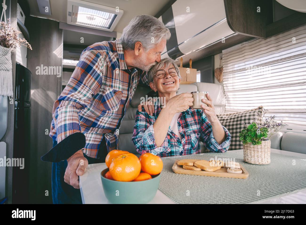 Älterer Mann küsst glückliche Frau im Wohnheim im Urlaub Stockfoto