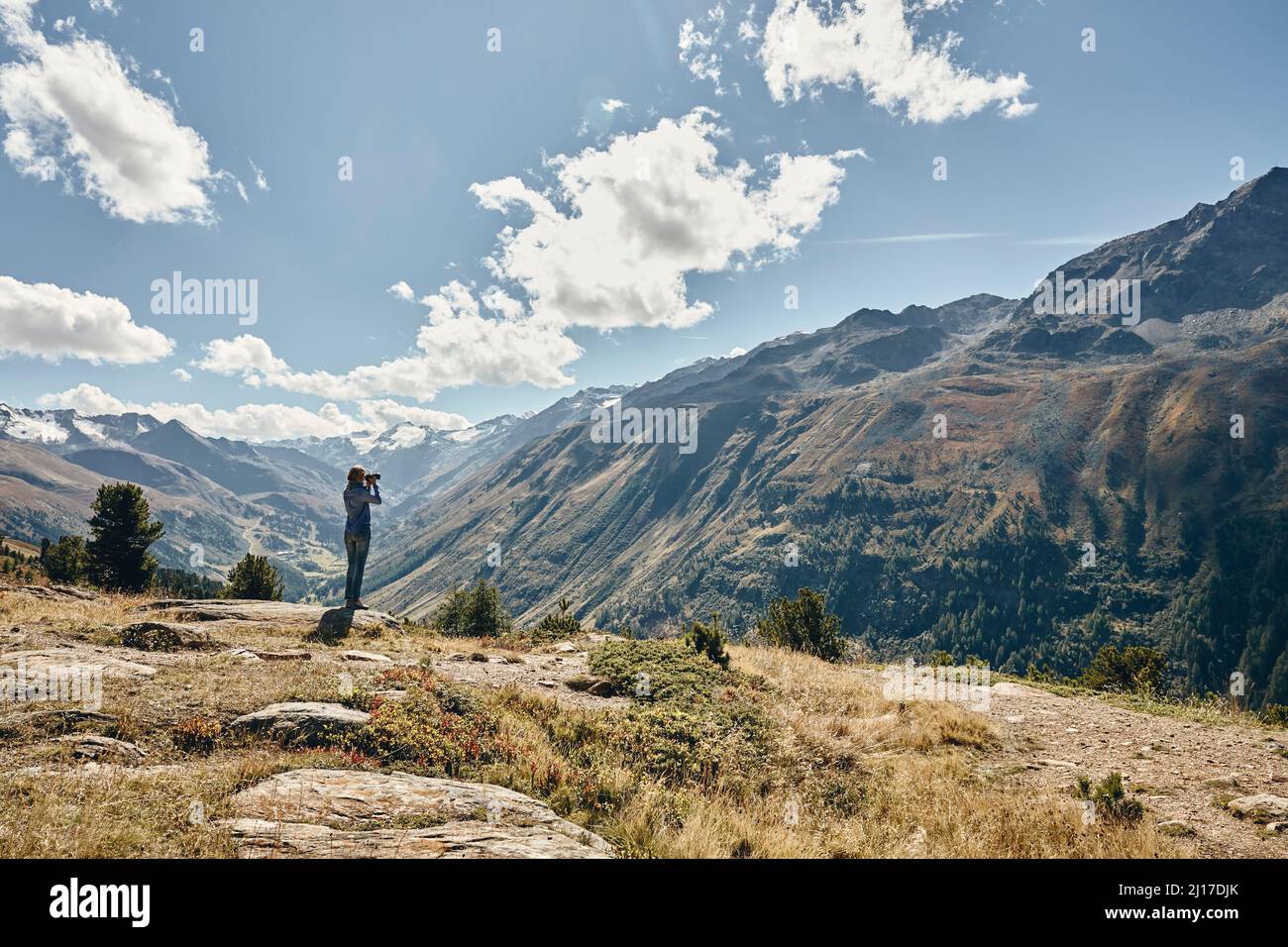 Tourist mit Blick auf den Timmelsjoch Pass im Urlaub, Otztaler Alpen, Österreich Stockfoto