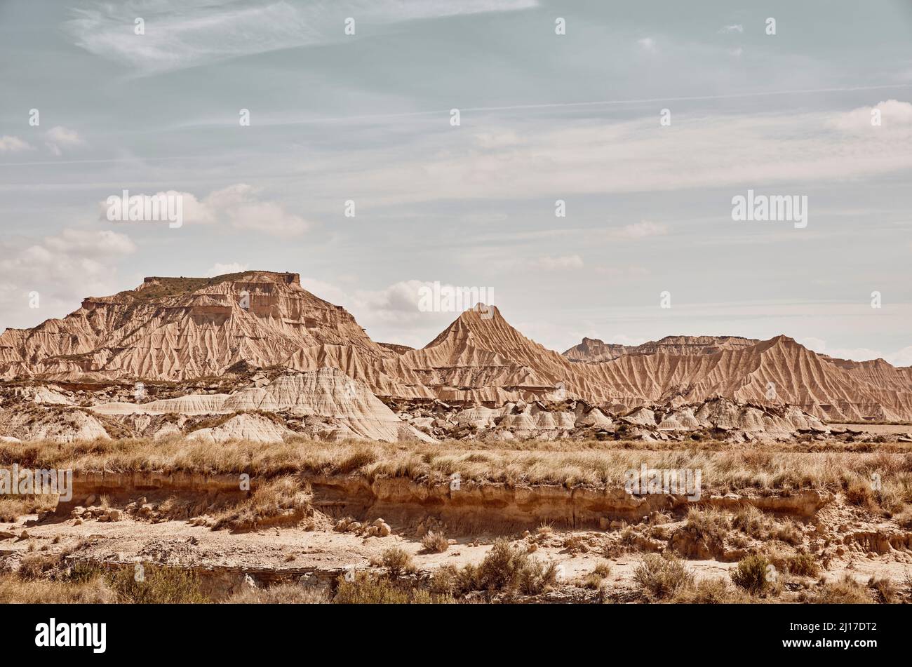 Szenische Ansicht der Felsformation in der Wüstenlandschaft unter bewölktem Himmel, Bardenas Reales, Spanien Stockfoto