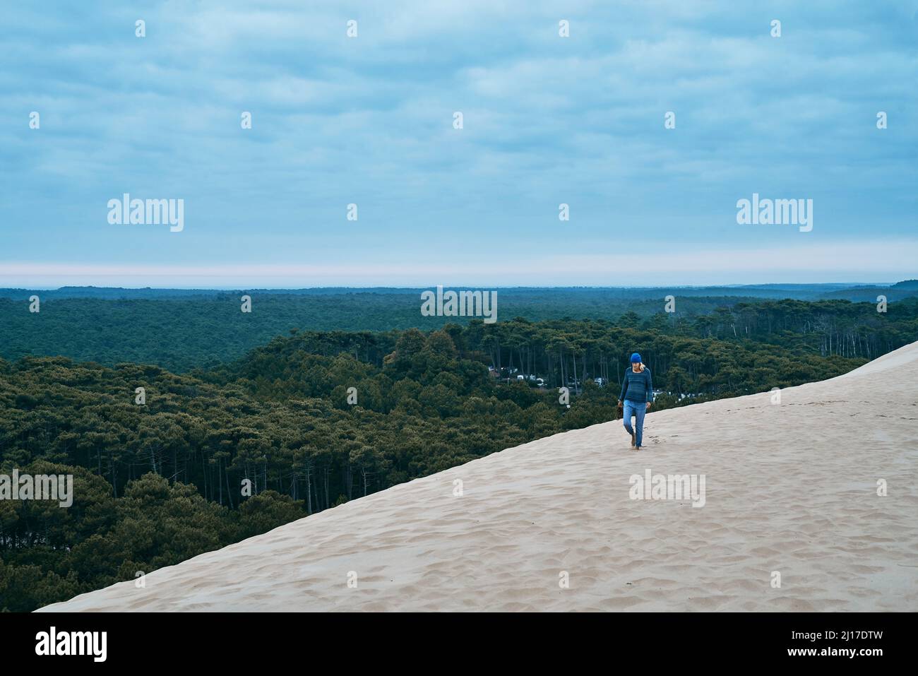 Touristisches Wandern auf Sanddüne im Urlaub Stockfoto