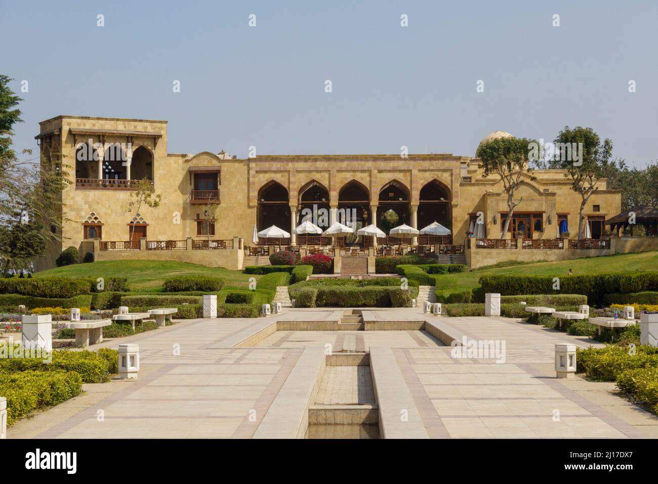 Blick von den Springbrunnen auf das Zitadellenrestaurant im al-Azhar Park, Kairo, Ägypten Stockfoto