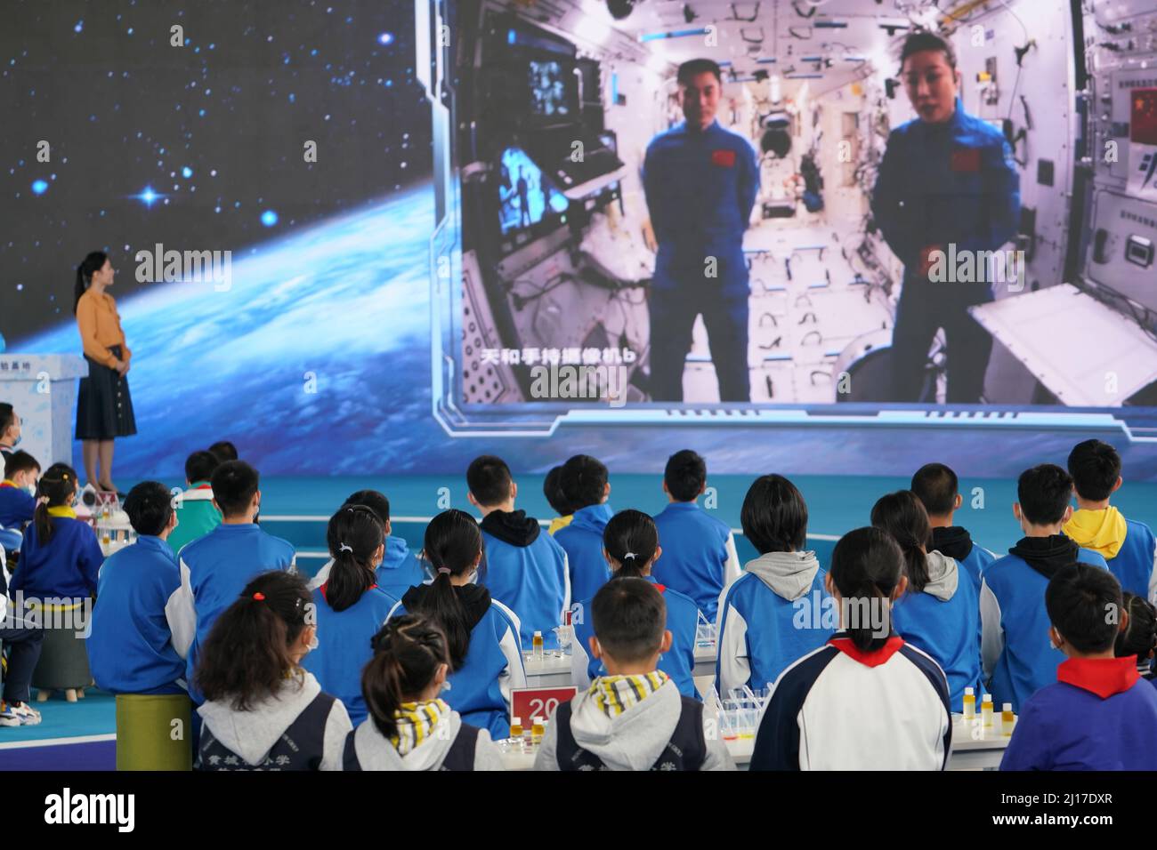 (220323) -- PEKING, 23. März 2022 (Xinhua) -- das Foto vom 23. März 2022 zeigt Studenten, die an einem live getrampten populärwissenschaftlichen Vortrag der Shenzhou-13 Crew-Mitglieder im China Science and Technology Museum in Peking, der Hauptstadt von China, teilnehmen. Quelle: Xinhua/Alamy Live News Stockfoto