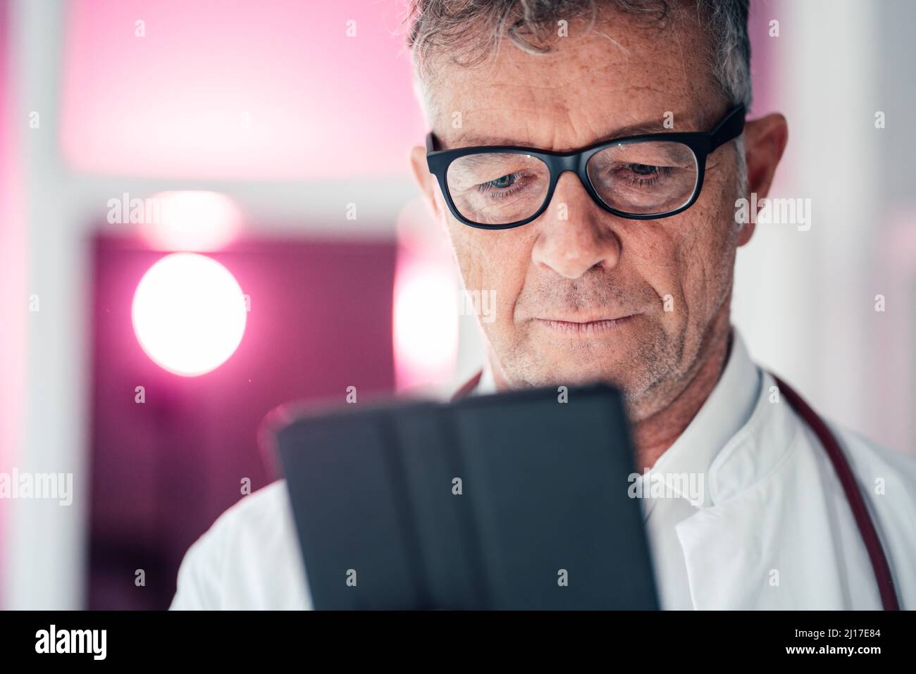 Allgemeinmediziner mit Tablet-Computer in der Klinik Stockfoto