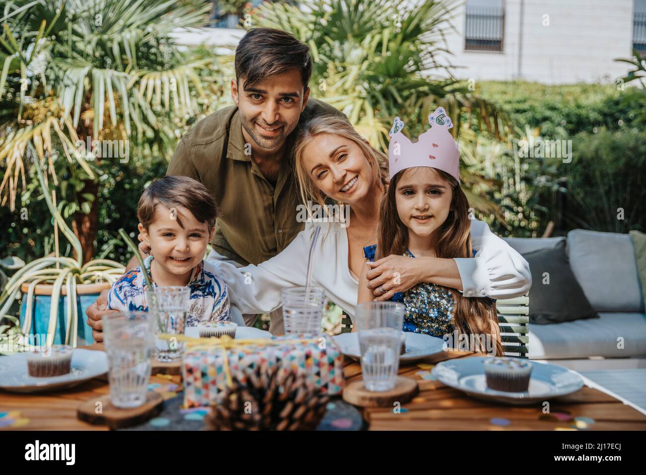 Glückliche Familie auf Geburtstagsfeier im Hinterhof Stockfoto