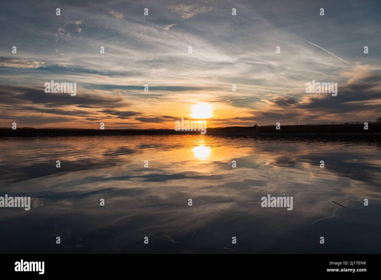 Spiegelung des Sonnenuntergangs in einem See, Lleida, Spanien Stockfoto