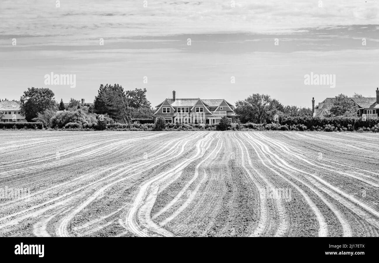 Landschaft bestehend aus einem frisch gepflügten Feld und einem teuren Zuhause Stockfoto