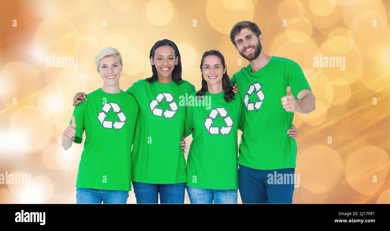 Porträt von verschiedenen Freiwilligen, die Recycling-T-Shirts gegen Lichtflecken auf gelbem Hintergrund tragen Stockfoto