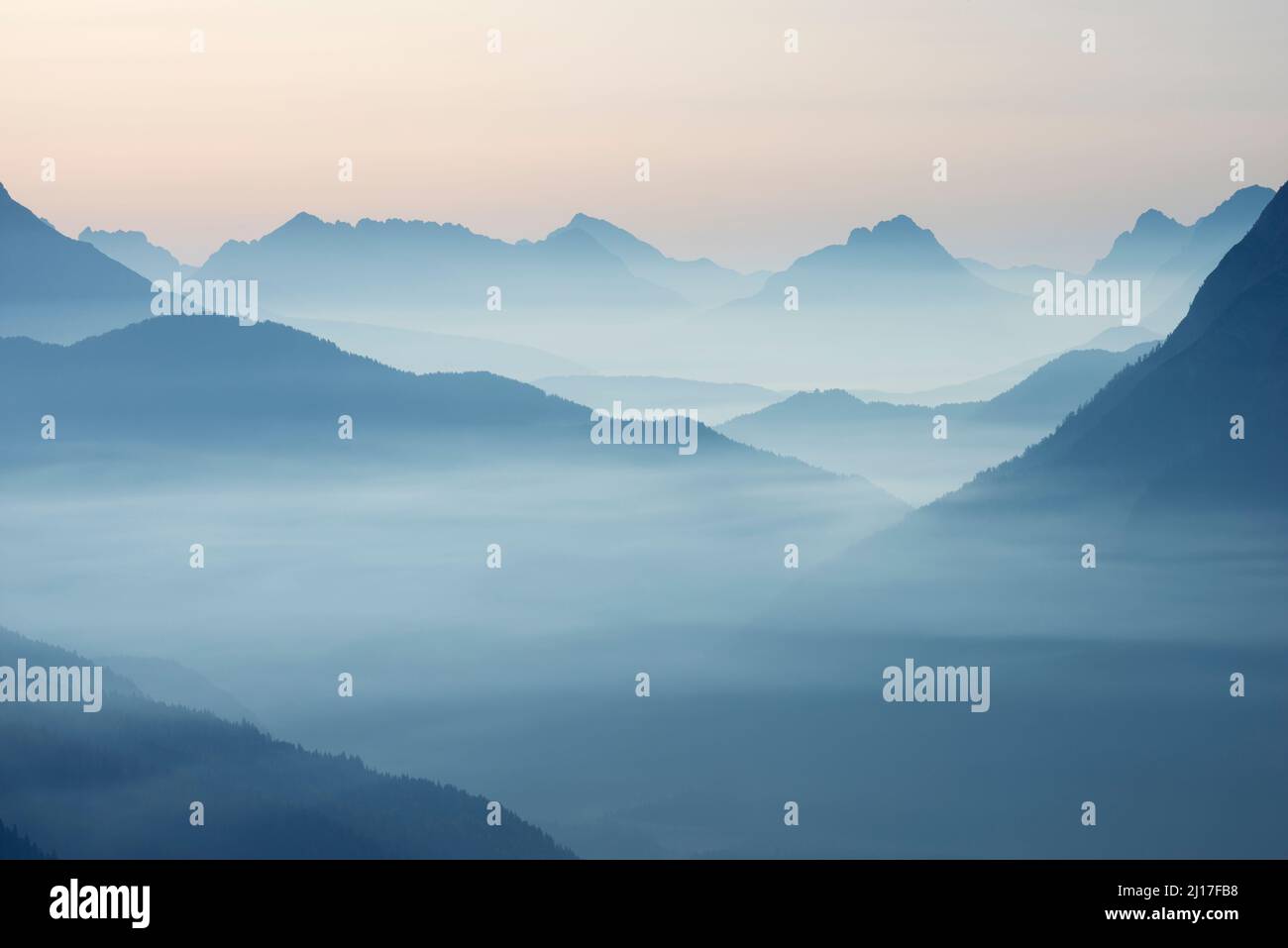 Die Dolomiten sind im Morgennebel gehüllt Stockfoto