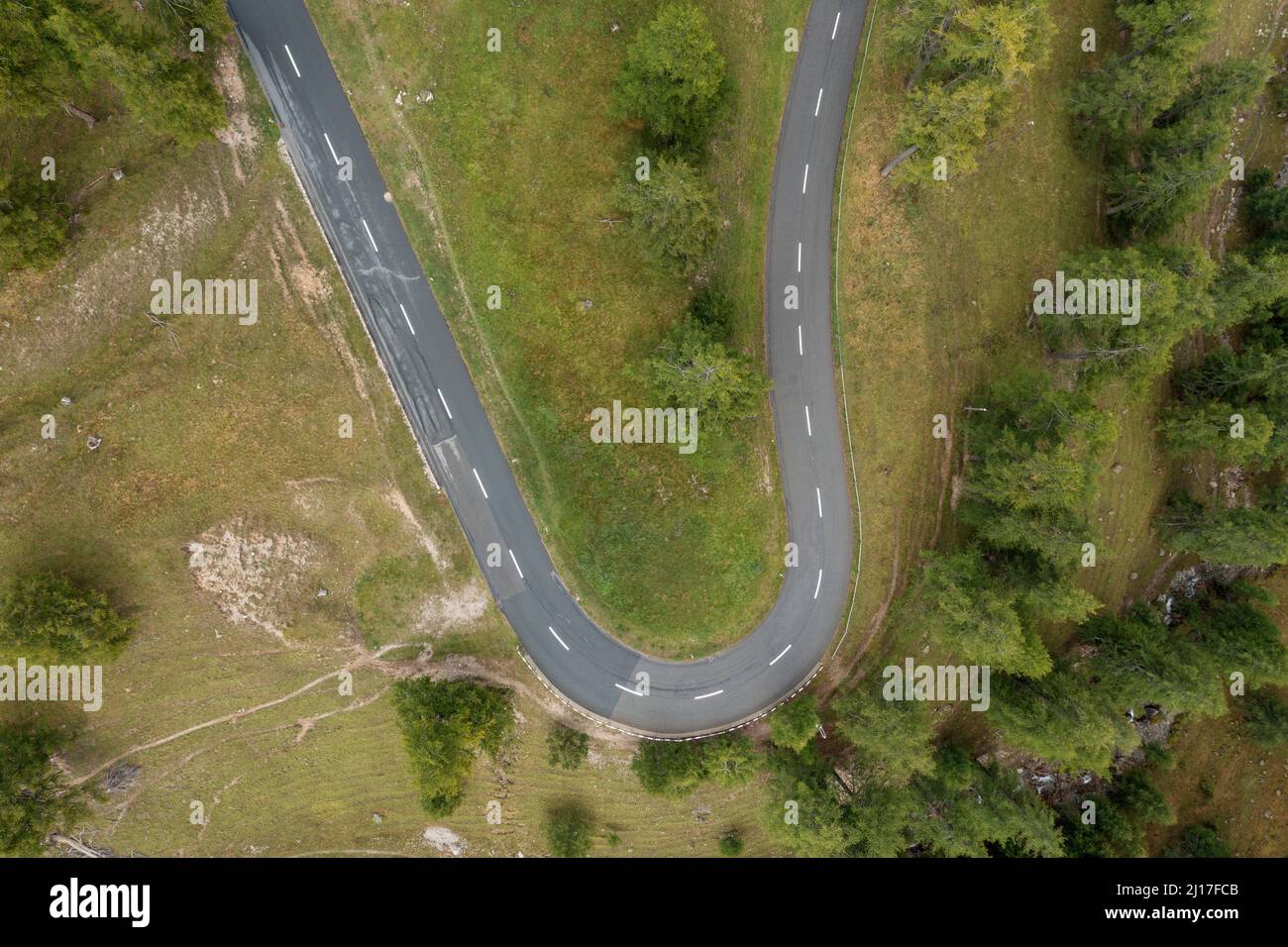 Drohnenansicht der Kurve der Albula Pass Straße Stockfoto