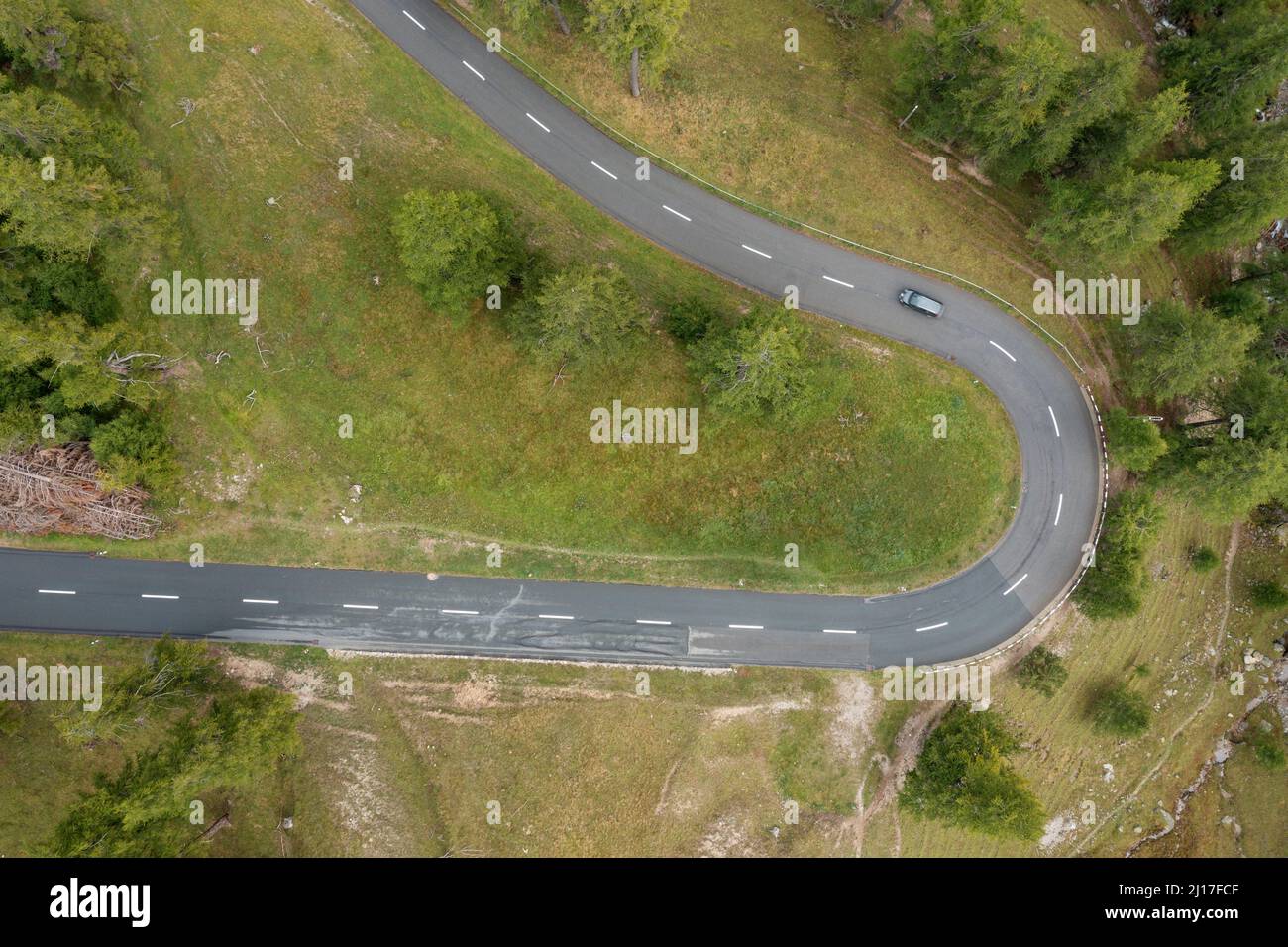 Drohnenansicht der Kurve der Albula Pass Straße Stockfoto
