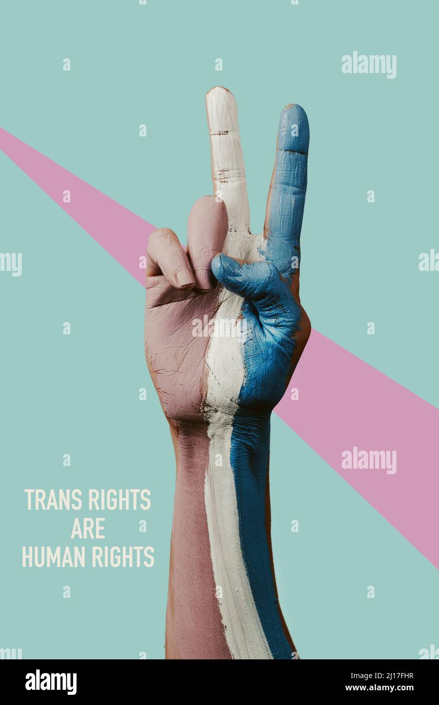 Der Text trans rights sind Menschenrechte und die Hand einer Person, die das V-Zeichen mit der Transgender-Pride-Flagge auf einem blassblauen Hintergrund tut Stockfoto