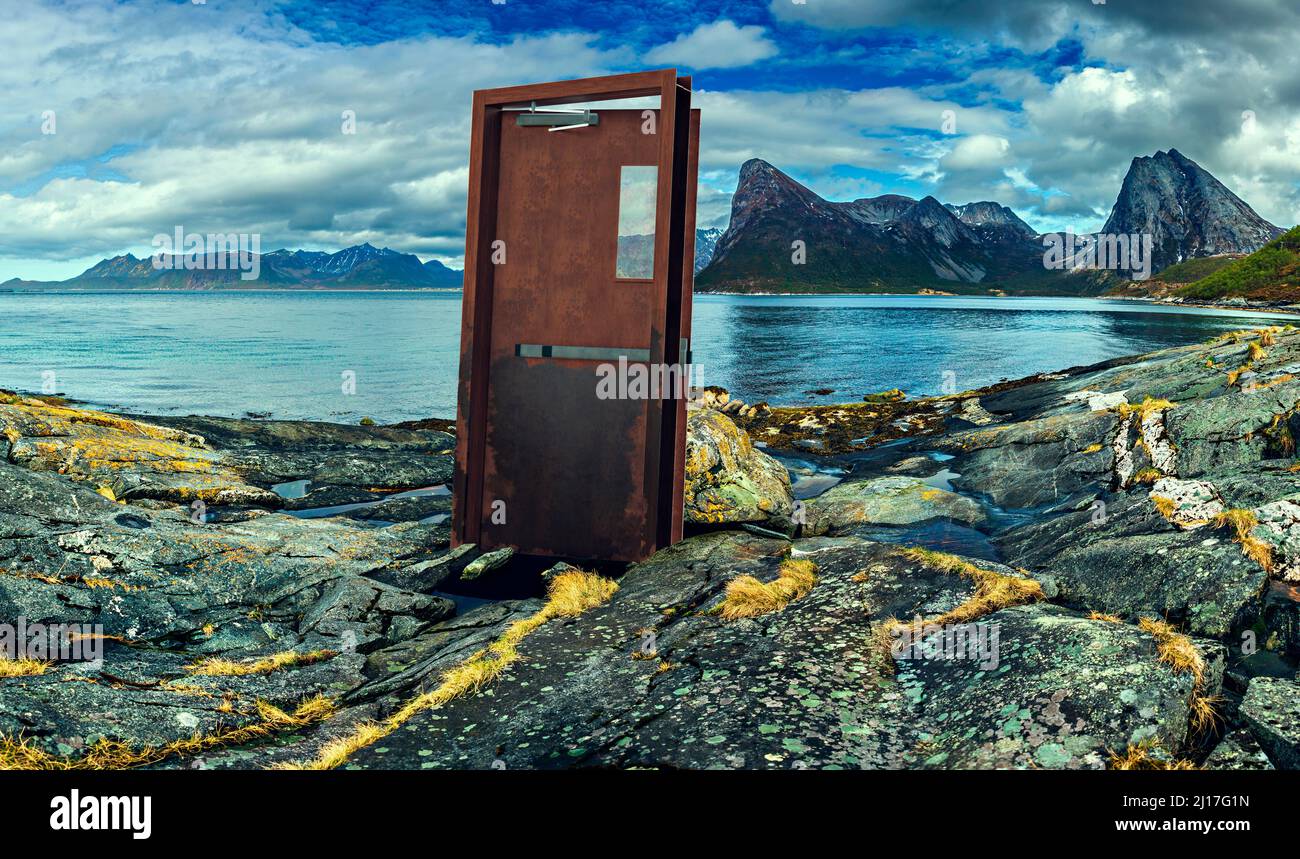 Geheimnisvolle Tür, die am felsigen Ufer der Insel Senja steht Stockfoto