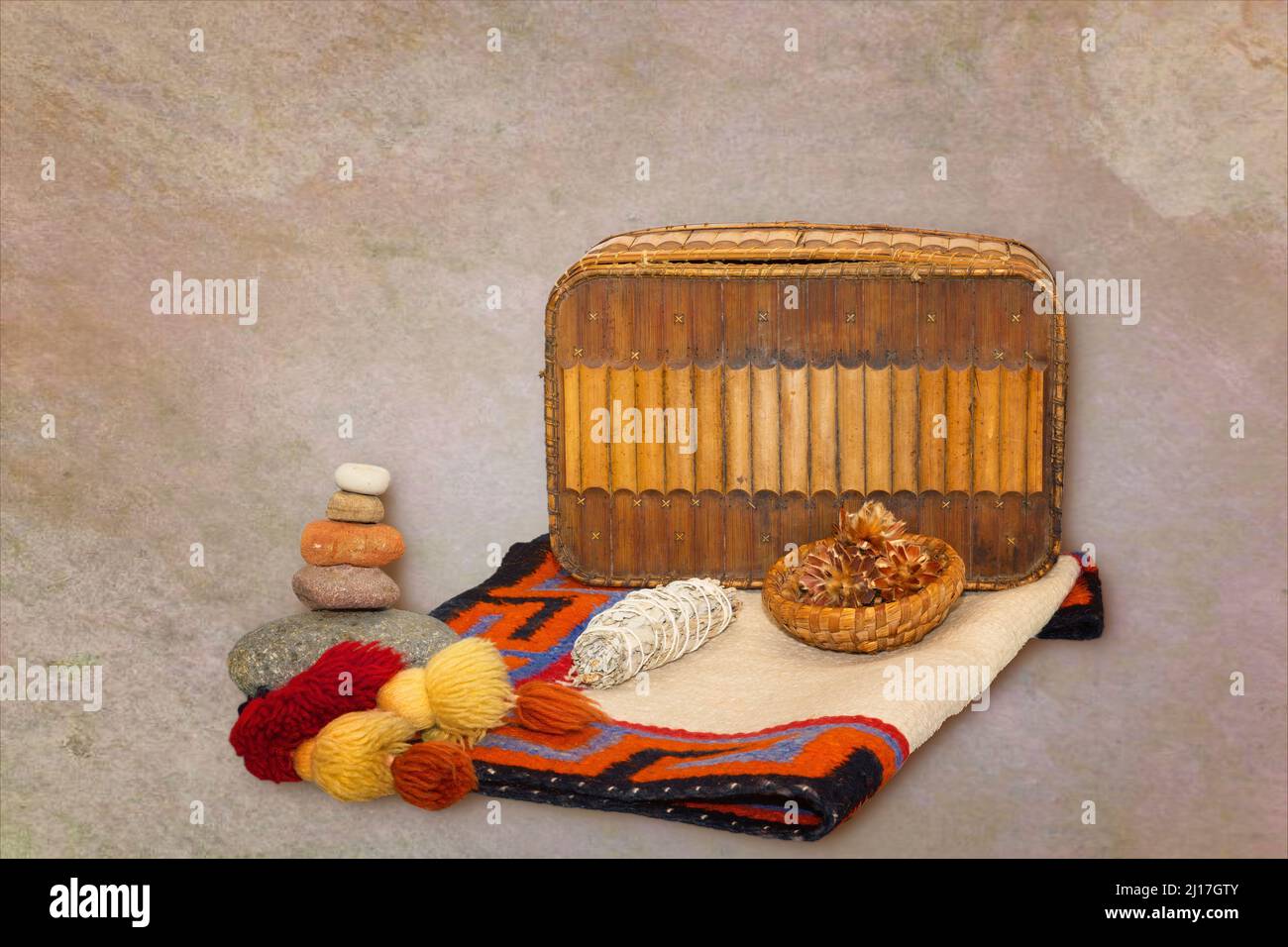 Stillleben der indischen Decke und Körbe mit Kopierraum und Hintergrund. Stockfoto