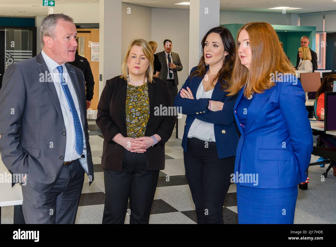 Downpatrick, Großbritannien. 23. März 2022. Rathkeltair House, Downpatrick, 23. März 2022 - (L bis R) die Finanzminister Conor Murphy, Una Hanlon, Cathy Mason (alle Sinn Fein) und die Leiterin des öffentlichen Dienstes von NI, Jane Brady, starten den neuen Connect 2 Hub, der es Mitarbeitern des öffentlichen Dienstes ermöglicht, in einer flexiblen, hochmodernen Büroumgebung zu arbeiten. Kredit: Stephen Barnes/Alamy Live Nachrichten Stockfoto