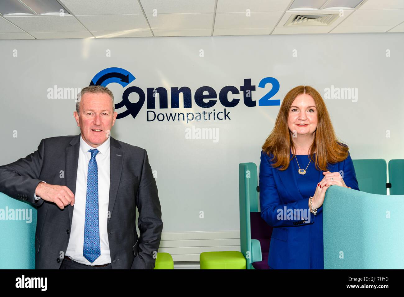 Rathkeltair House, Downpatrick, 23. März 2022 - die Finanzministerin Conor Murphy (Sinn Fein) und die Leiterin des öffentlichen Dienstes der US-Regierung, Jane Brady, starten den neuen Connect 2 Hub, mit dem Mitarbeiter des öffentlichen Dienstes in einer flexiblen, hochmodernen Büroumgebung arbeiten können. Stockfoto