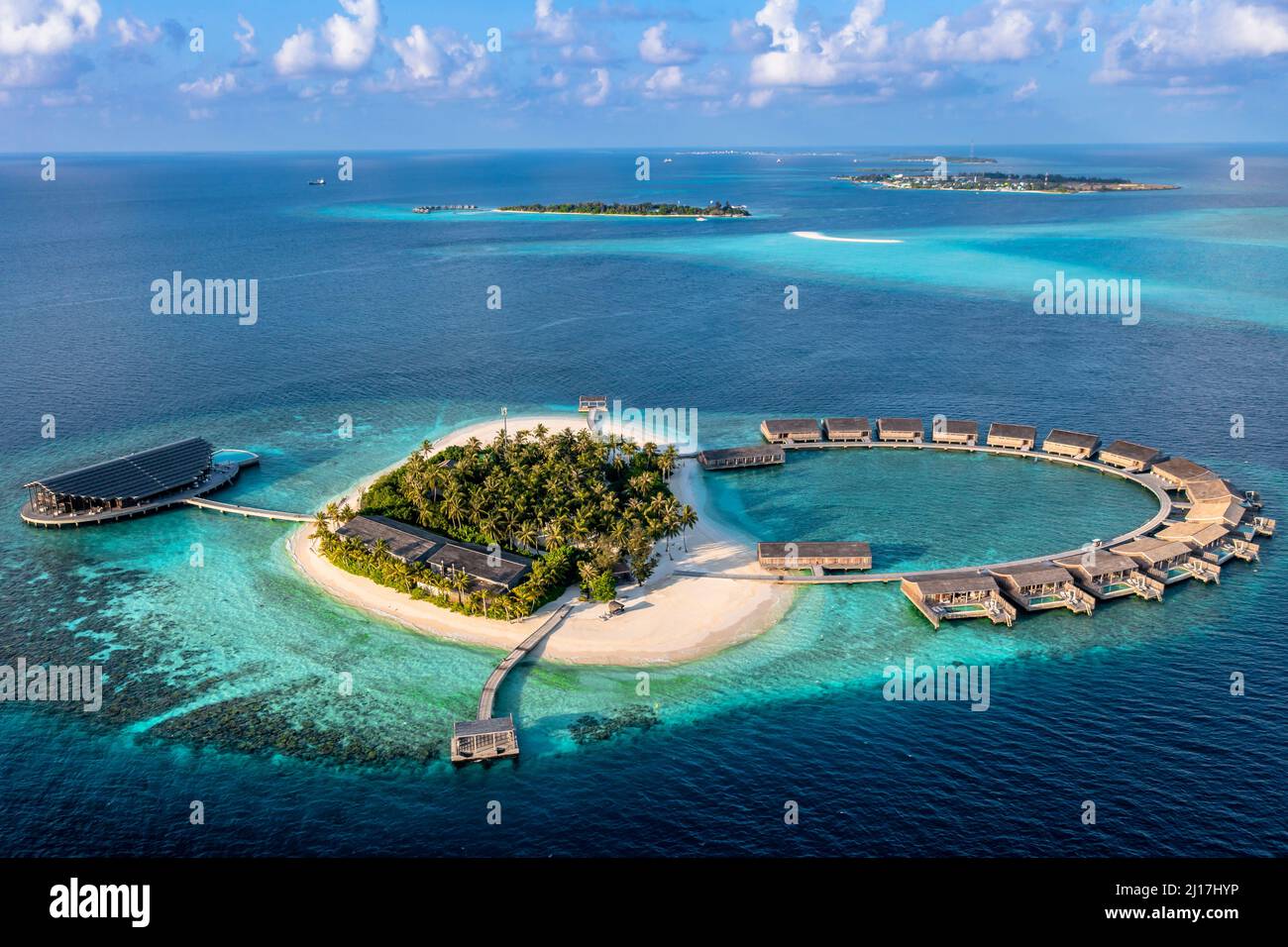 Luftaufnahme der Bungalows, die von blauem Meer umgeben sind, auf der Insel Kudadoo auf den Malediven Stockfoto