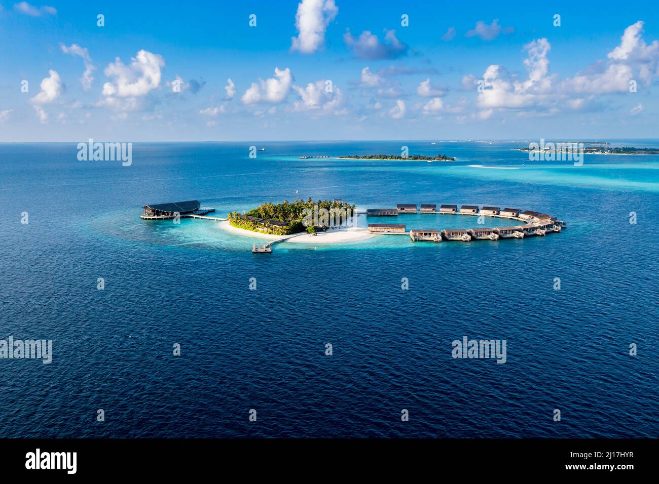 Bungalows umgeben von blauem Meerblick auf Kudadoo Island, Malediven Stockfoto