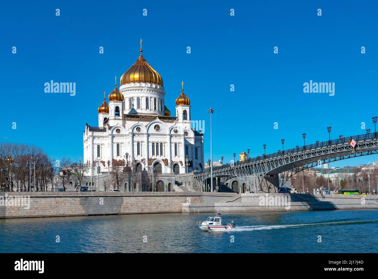 Moskau. Russland. Rettungsboot des Katastrophenministeriums auf dem Moskauer Fluss vor dem Hintergrund der Kathedrale Christi des Erlösers Stockfoto