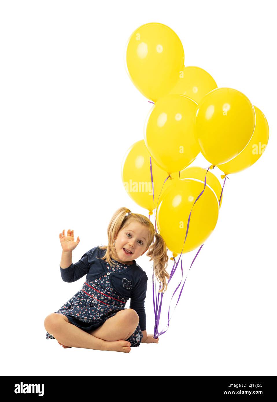 Kleines Mädchen mit gelben Ballons isoliert auf weiß Stockfoto