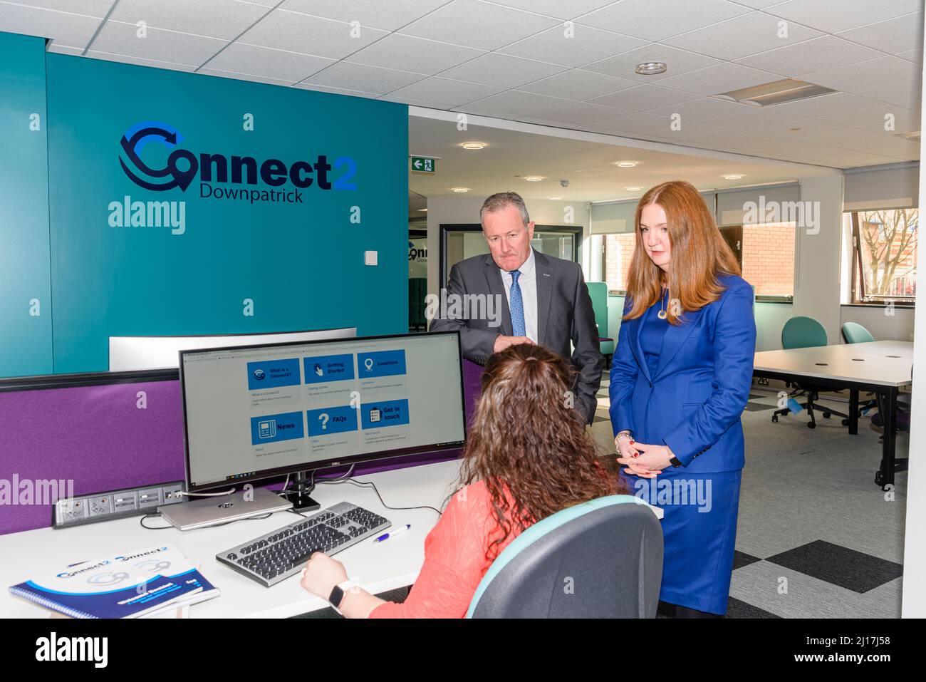 Rathkeltair House, Downpatrick, 23. März 2022 - die Finanzministerin Conor Murphy (Sinn Fein) und die Leiterin des öffentlichen Dienstes der US-Regierung, Jane Brady, starten den neuen Connect 2 Hub, mit dem Mitarbeiter des öffentlichen Dienstes in einer flexiblen, hochmodernen Büroumgebung arbeiten können. Stockfoto