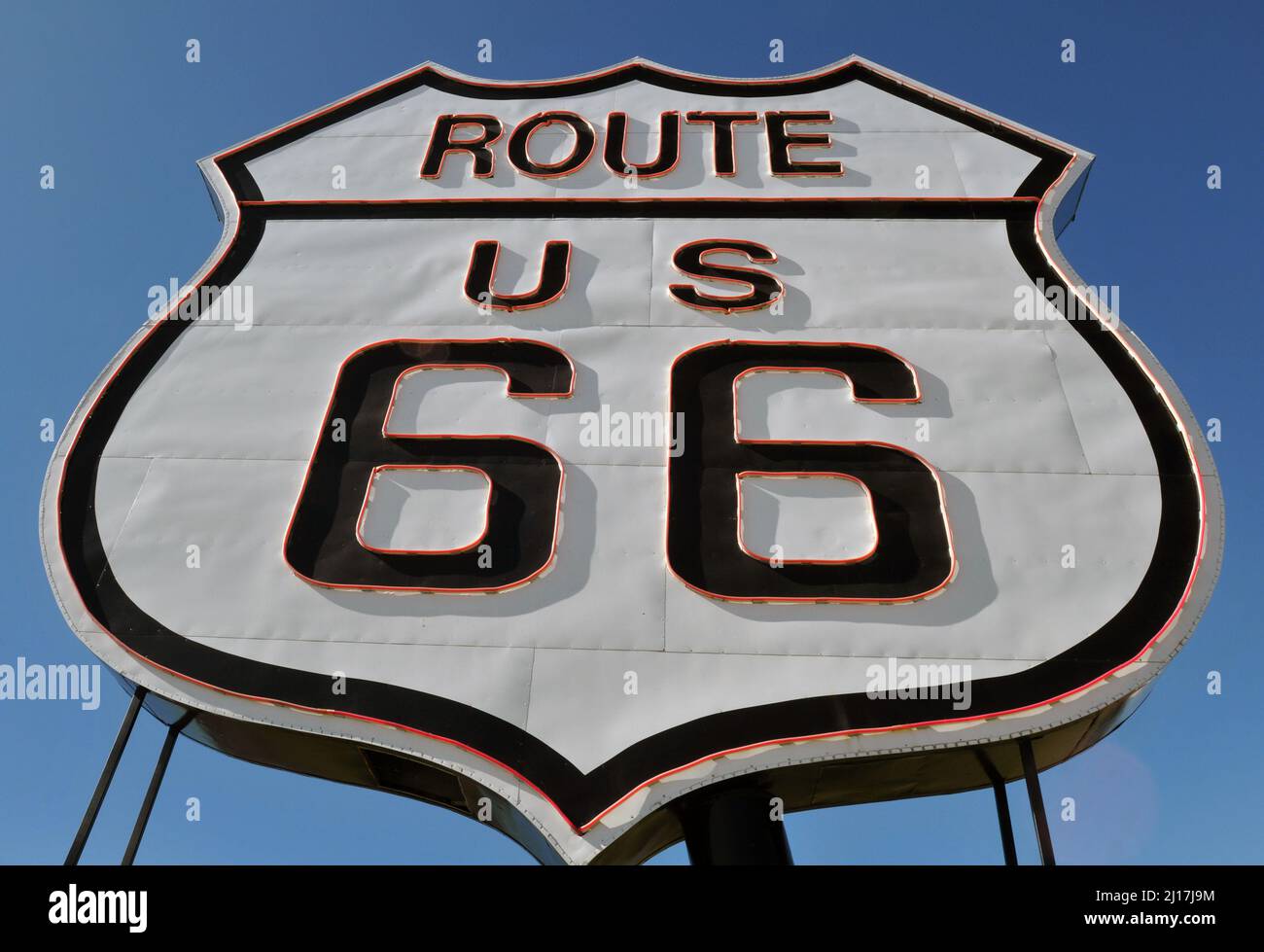 Vor dem National Route 66 Museum in Elk City, Oklahoma, steht ein überdimensionales Straßenschild der Route 66. Stockfoto