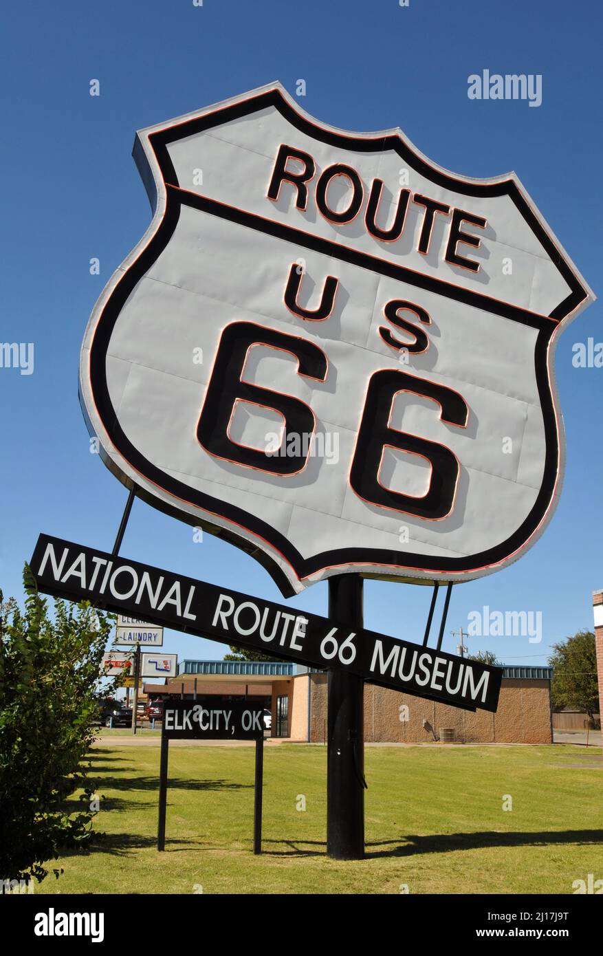Vor dem National Route 66 Museum in Elk City, Oklahoma, steht ein überdimensionales Straßenschild der Route 66. Stockfoto