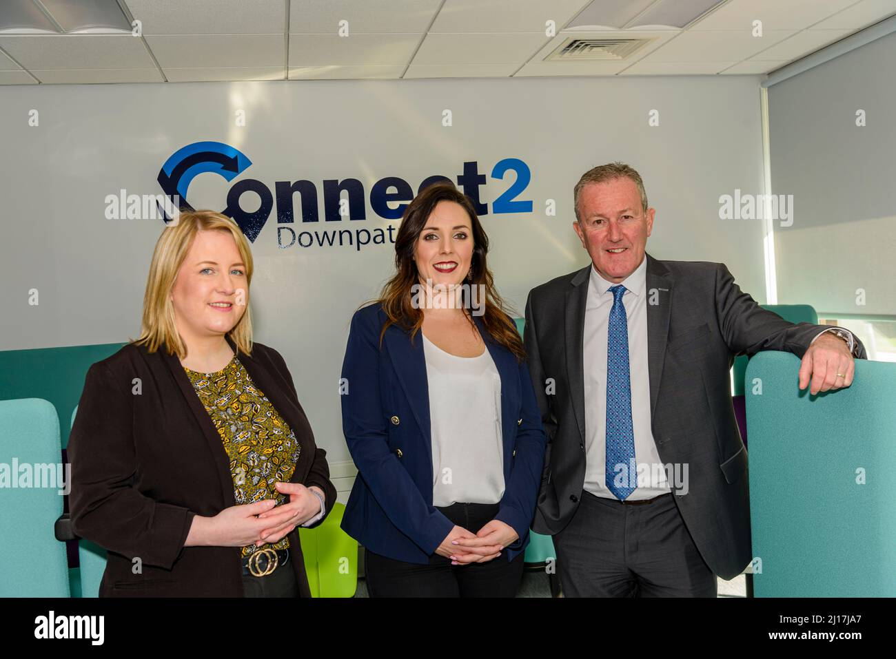 Rathkeltair House, Downpatrick, 23. März 2022 - Finanzminister Conor Murphy (R) mit den lokalen Sinn-Fein-Aktivisten Una Hanlon (L) und Cathy Mason (C) bei der Einführung des Connect 2 Hub Stockfoto