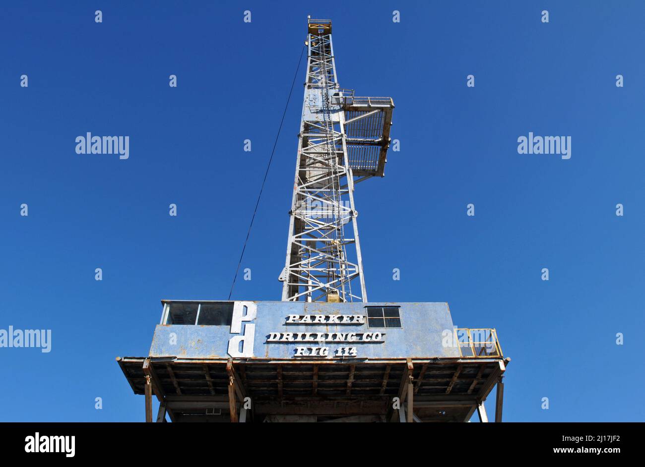 Die rekonstruierte Parker Drilling Company Rig 114 überragt Elk City, Oklahoma. Heute eine Touristenattraktion, war es eines der höchsten Rigs der Welt. Stockfoto