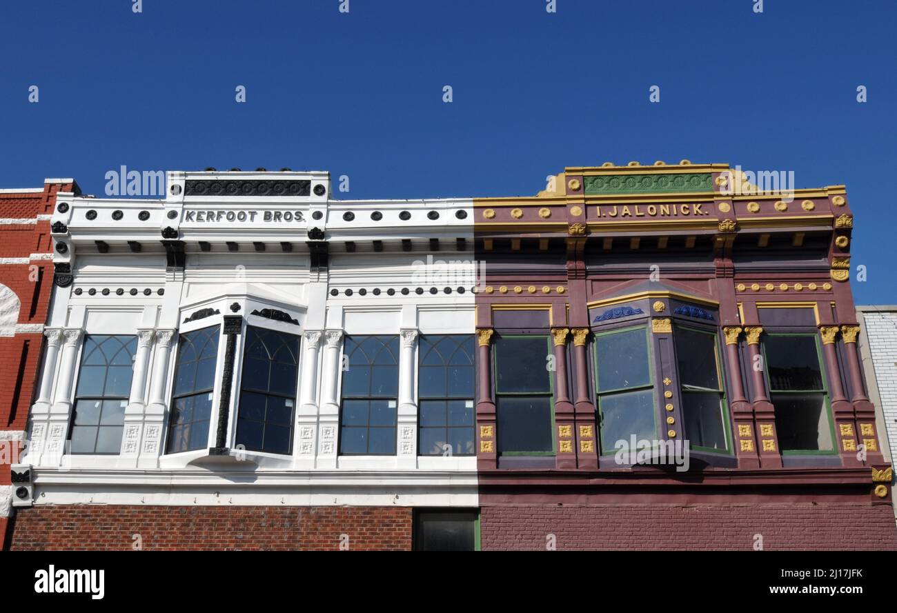 Farbenfrohe Gebäudefassaden in einem historischen Geschäftsgebäude im Stadtzentrum von El Reno, Oklahoma. Stockfoto