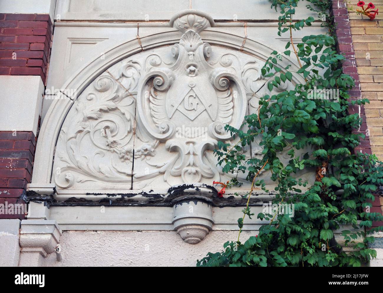 Ein Freimaurer-Symbol schmückt die Fassade der ehemaligen Freimaurer-Lodge in der Innenstadt von El Reno, Oklahoma. Stockfoto