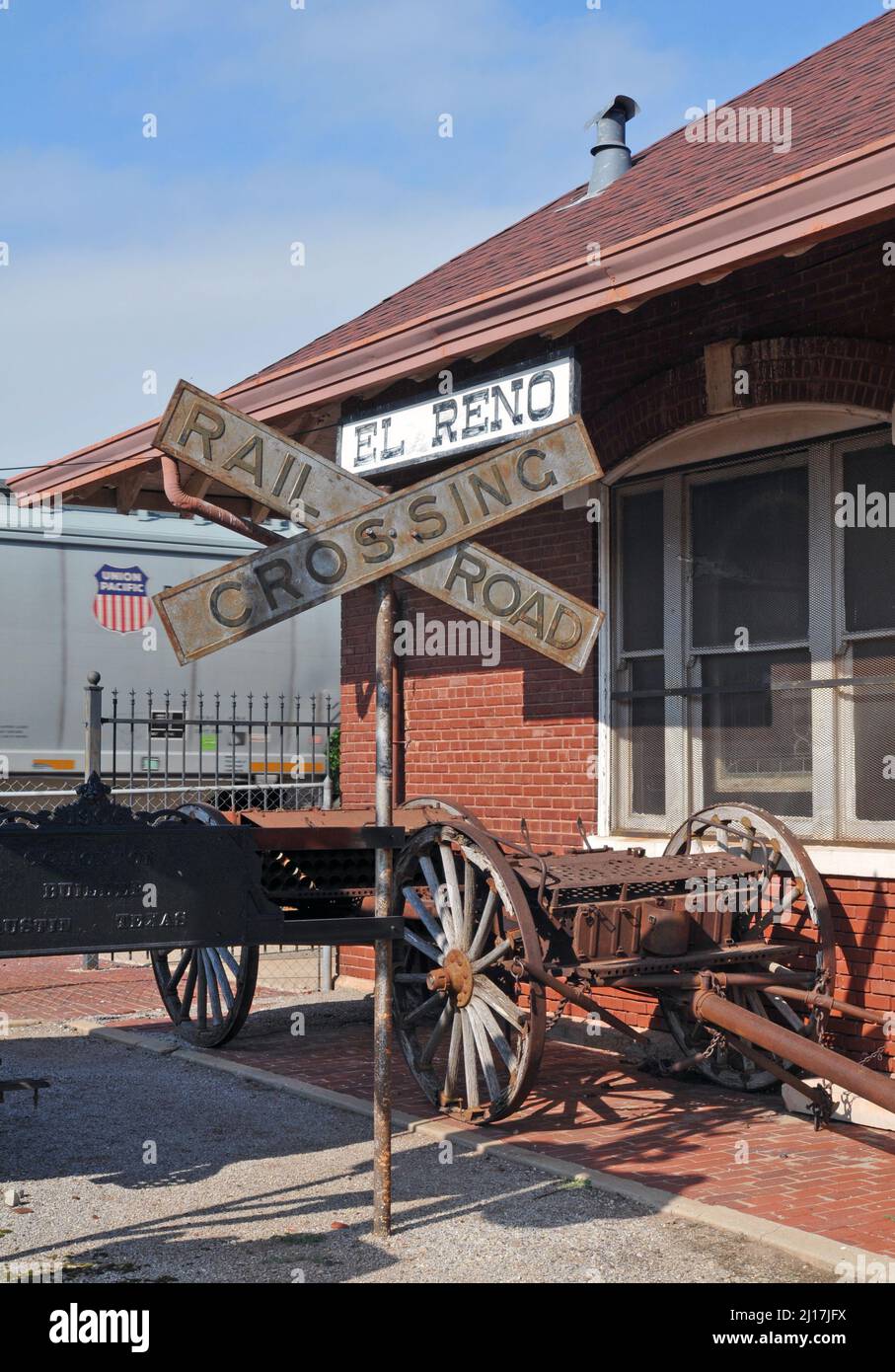 Am historischen Bahnhof El Reno, der jetzt Teil des Canadian County Historical Society Museum in der Stadt Oklahoma ist, steht ein Bahnübergangsschild. Stockfoto