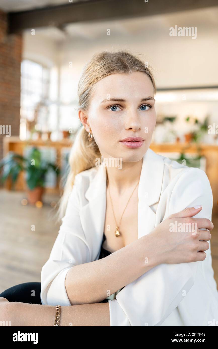 Schöne junge Frau zu Hause Stockfoto