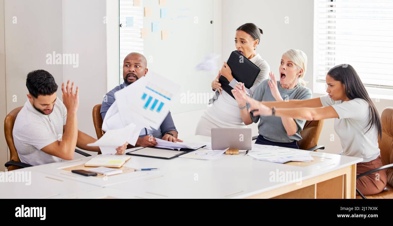 Nicht jeder kommt unter Druck gut zurecht. Aufnahme eines jungen Geschäftsmannes, der sich während eines Treffens aufregt. Stockfoto