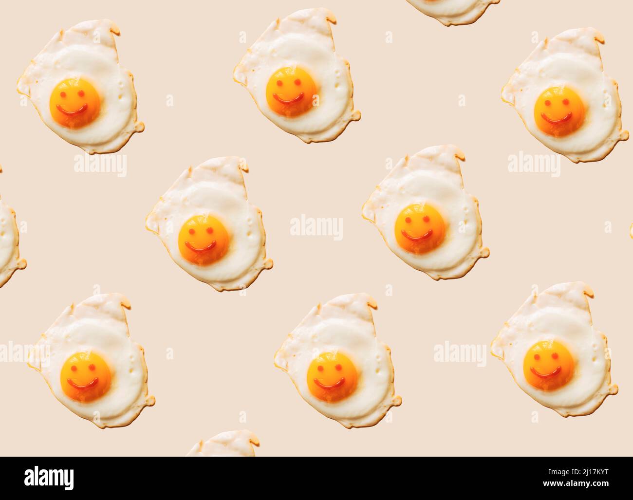Spiegeleier mit anthropomorphen Smiley-Gesichtern auf Eigelb Stockfoto