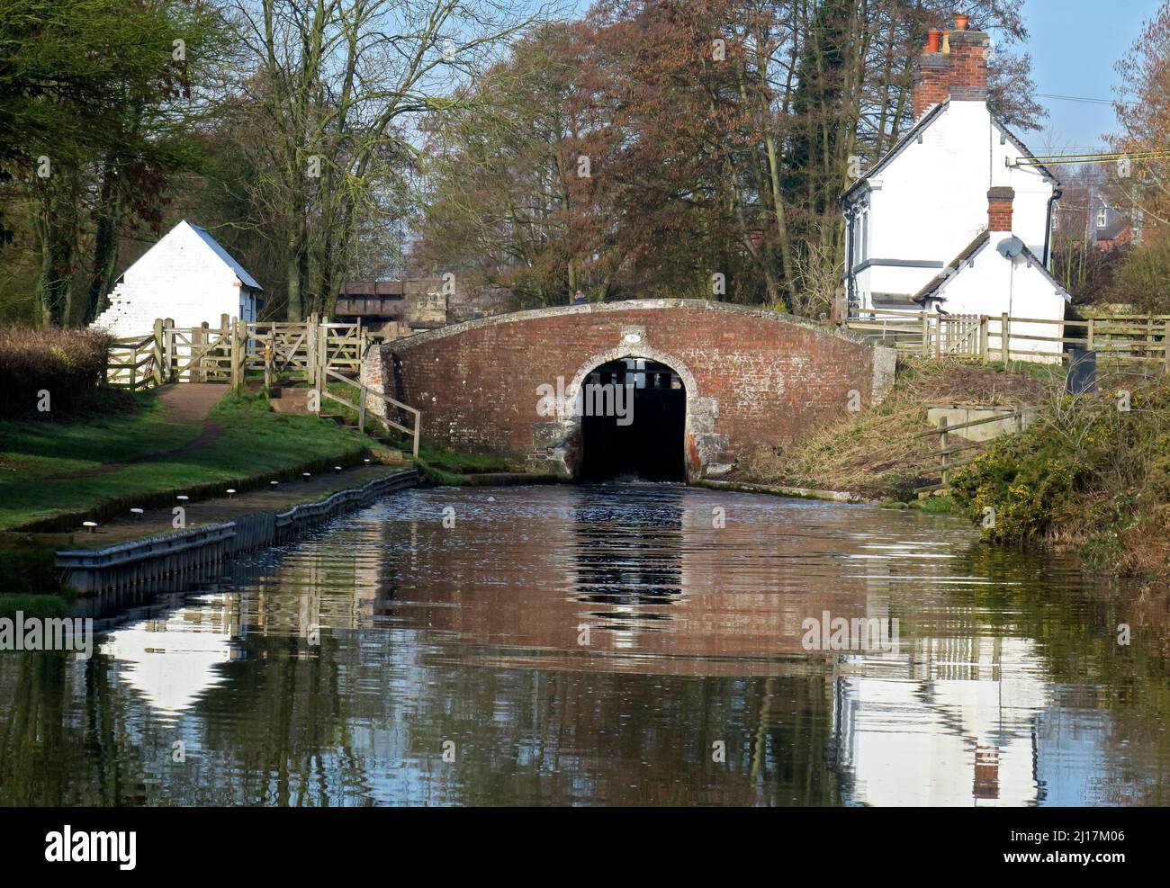 Colwich lock keepers Cottage und die Brücke Nr. 71 am Trent und Mersey Canal eine britische Wasserwege Canal in der Nähe von Shugborough in Staffordshire, w Stockfoto