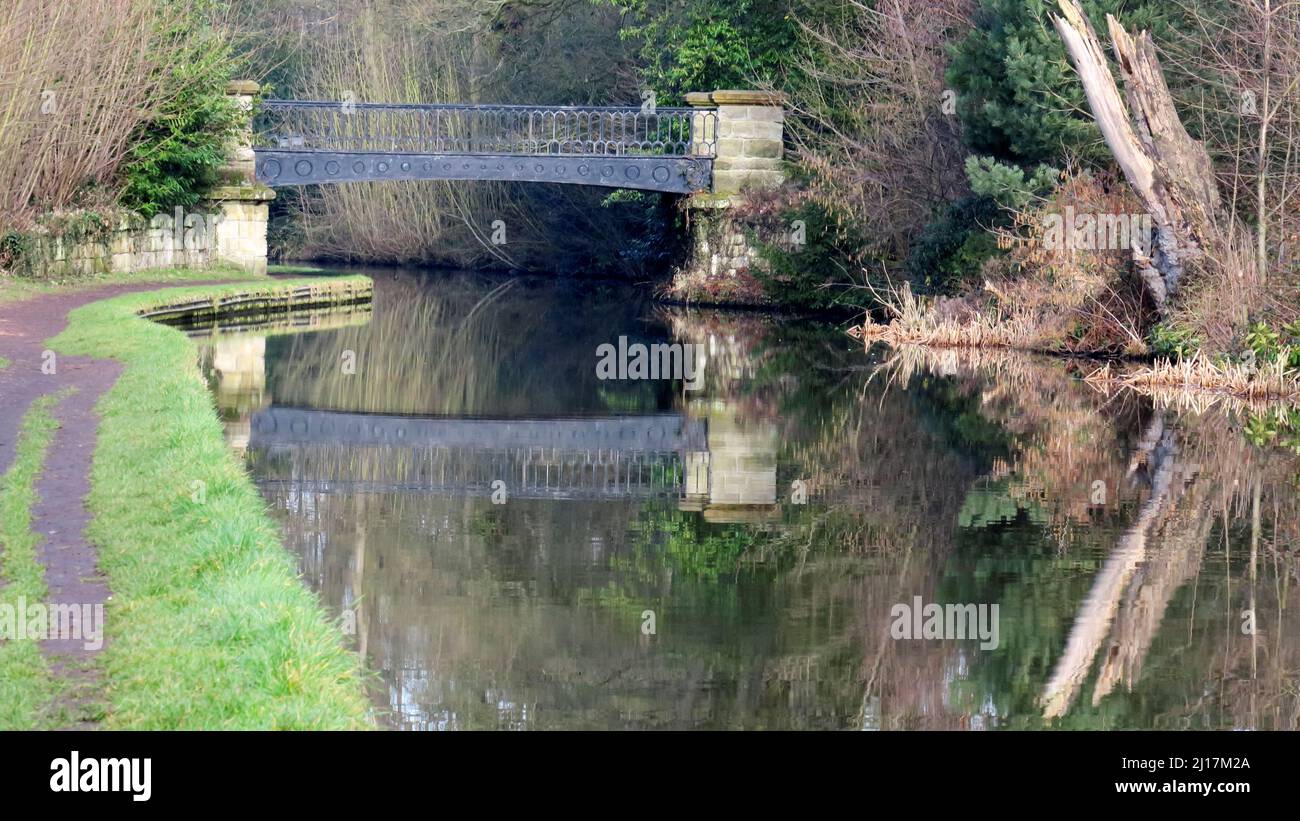 Schmiedeeiserne Fußgängerbrücke über die Trent und Mersey Canal eine britische Wasserwege Canal in der Nähe von Shugborough in Staffordshire mit leinpfad und leichte fo Stockfoto