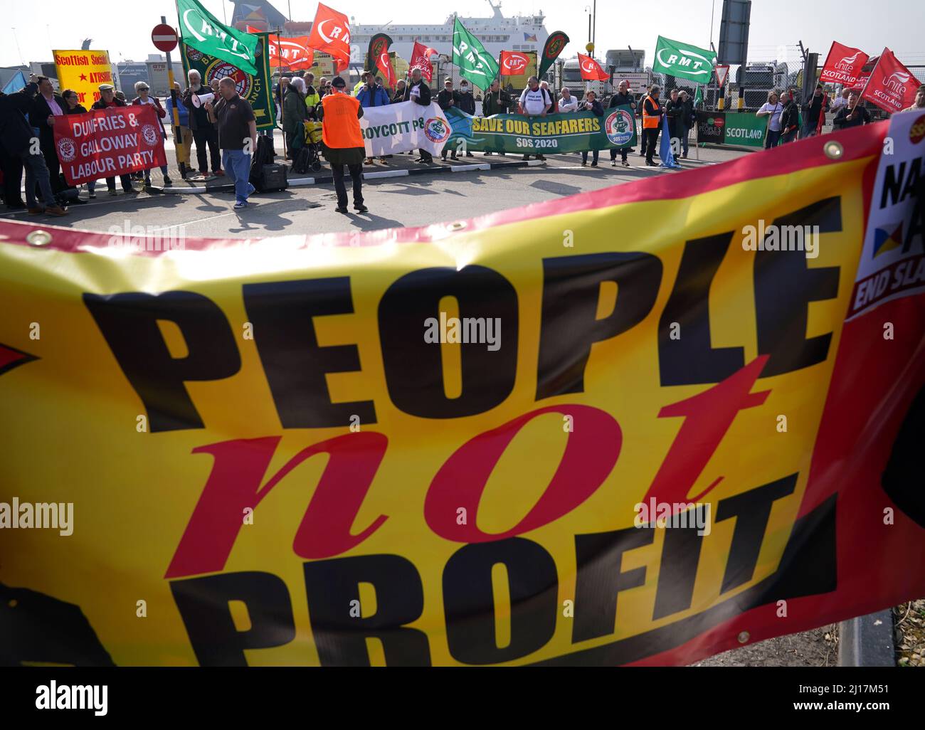 Die Menschen nehmen an einer Demonstration gegen die Entlassung von P&O-Beschäftigten Teil, die von der Gewerkschaft Rail, Maritime and Transport (RMT) am P&O-Fährterminal in Cairnryan, Dumfries und Galloway organisiert wurde, nachdem der Fährriese in der vergangenen Woche 800 Seeleuten sofortige Abferungsbescheide überreicht hatte. Bilddatum: Mittwoch, 23. März 2022. Stockfoto